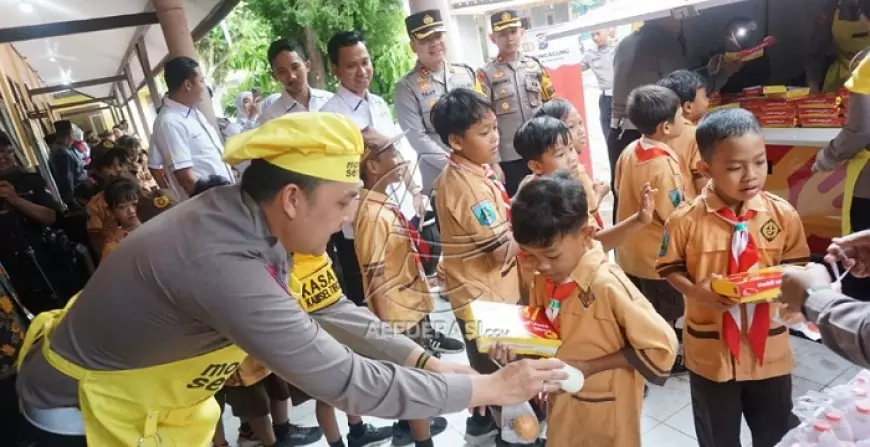 Polres Tulungagung Bagi Makanan Bergizi untuk Siswa SD, Dukung Program Presiden dan UMKM Lokal