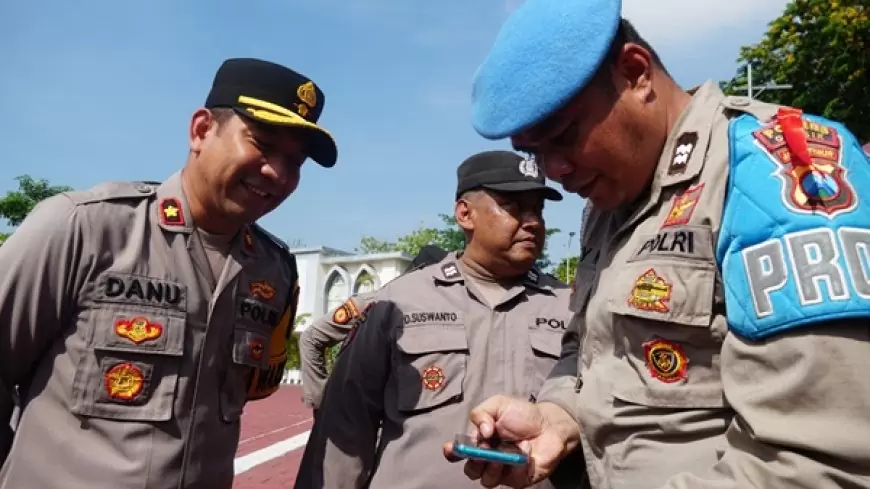 Berantas Judi Online, Polres Gresik Cek Gawai Anggotanya Usai Apel
