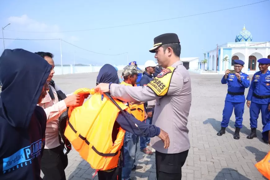 Gelar Apel Bersama Nelayan, Kapolres Situbondo Himbau Menjaga Keselamatan Saat Berlayar