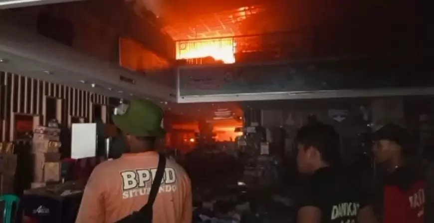 Korsleting di Lantai Dua, Picu Kebakaran Pusat Perbelanjaan KDS Situbondo