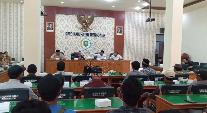 Geruduk DPRD Trenggalek, Warga Tuntut Perbaikan Jalan Plumpit yang Rusak Parah
