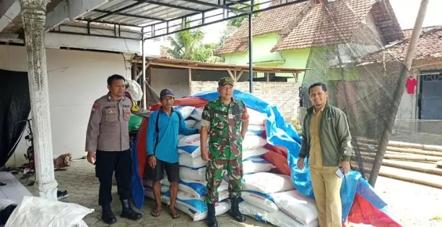 Agar Penyaluran Tepat Sasaran, Bhabinkamtibmas Trenggalek Kawal Pendistribusian Pupuk Bersubsidi