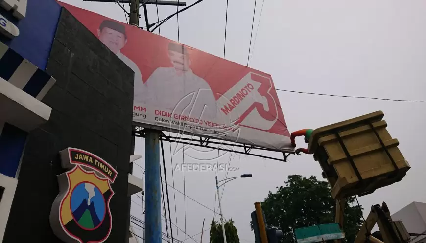 Bawaslu Tulungagung Tertibkan Puluhan APK di Masa Tenang Pilkada 2024