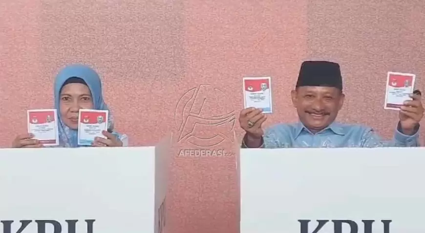 Calon Bupati Situbondo Karna Suswandi Salurkan Hak Pilih, Ajak Warga Antusias Gunakan Suara