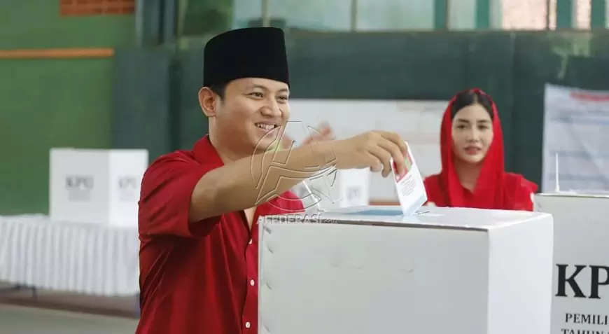 Pulang dari Jakarta, Novita Hardini Dampingi Bupati Arifin di TPS Surodakan