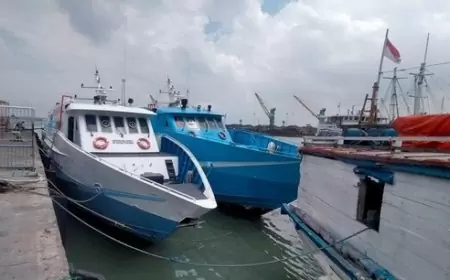 Cuaca Ekstrem,  Kapal Penyeberangan Gresik ke Pulau Bawean Dilarang Berlayar Demi Keselamatan