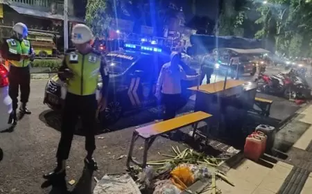 Ganggu Arus Lalulintas, Satpol PP Gresik Tertibkan Parkir Liar dan Pedagang di Bahu Jalan Kota 