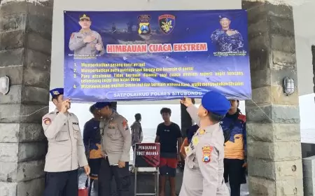 Jelang Nataru, Satpolairud Situbondo Pasang Imbauan Waspada di Tempat Wisata Pantai