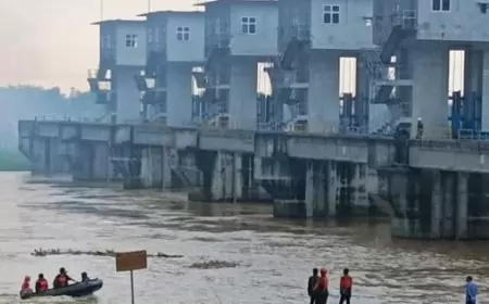 Terseret Arus, Perahu Tabrak Dinding Bendung Gerak Sembayat Gresik Seorang Pencari Ikan Tewas Tenggelam 