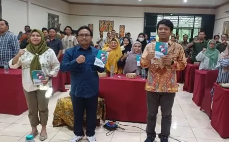 Melacak Jejak Demokrasi: Bawaslu Situbondo Luncurkan Buku 'Penjaga Demokrasi, Pemikul Moral Bangsa'