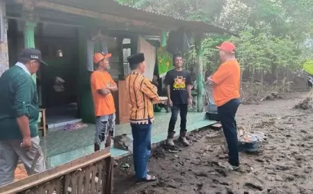 Turun Langsung, Bupati Terpilih Situbondo Bawa Ratusan Paket Sembako untuk Korban Banjir Bandang