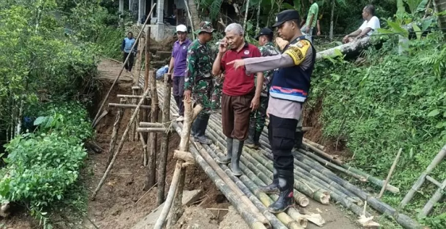 Longsor Terjang Trenggalek, Akses Jalan Desa Terputus dan Rumah Warga Rusak Parah