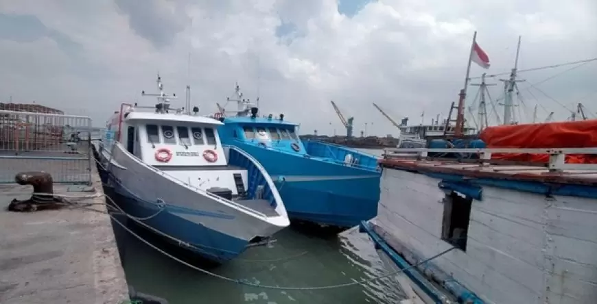 Cuaca Ekstrem,  Kapal Penyeberangan Gresik ke Pulau Bawean Dilarang Berlayar Demi Keselamatan