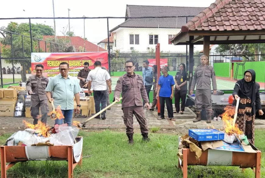 Kejaksaan Negeri Banyuwangi Musnahkan Puluhan Ribu Bungkus Rokok Ilegal