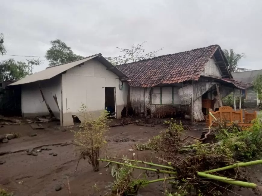 Hujan Deras Akibatkan Banjir Bandang di Desa Sumberwaru Situbondo, Lima Rumah Warga Rusak