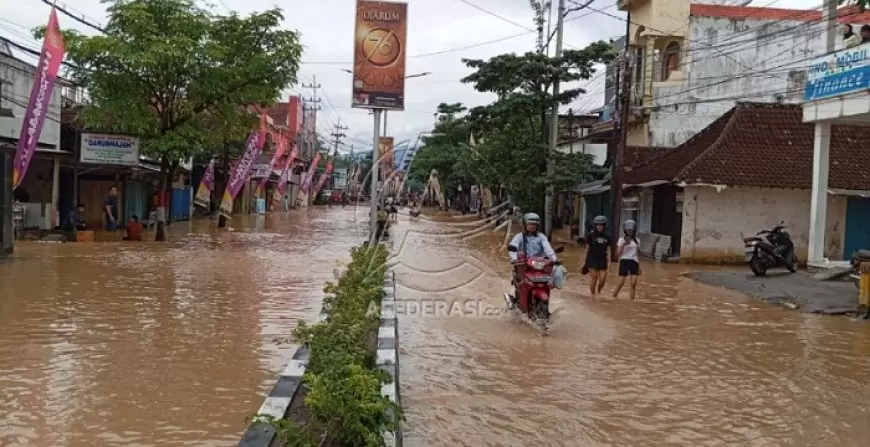 Banjir Rendam Trenggalek, Lalu Lintas Dialihkan dan Dapur Umum Didirikan