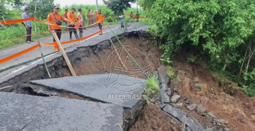 Longsor Putus Jalan Utama Karangrejo-Sendang, Arus Kendaraan Dialihkan