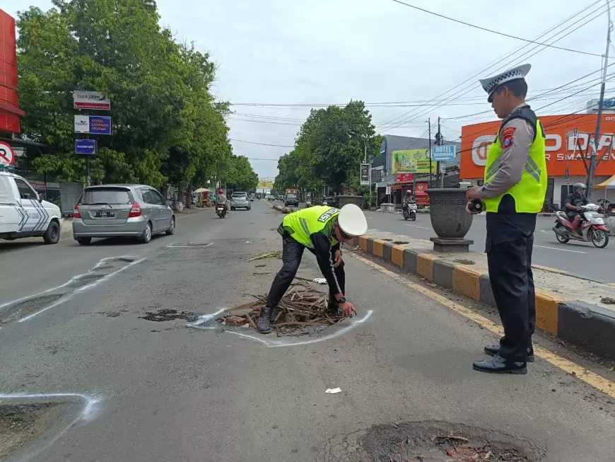 Satlantas Polres Situbondo Siaga Nataru, Tandai dan Perbaiki Jalan Berlubang di Jalur Pantura