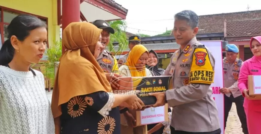 Kapolres Trenggalek Serahkan Bantuan Sosial untuk Korban Banjir di Kelurahan Kelutan