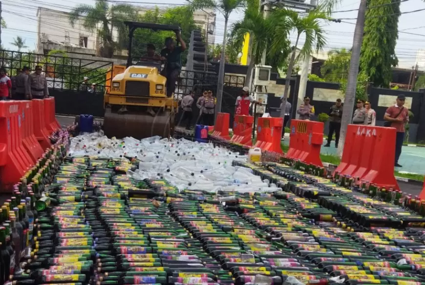 Polresta Banyuwangi Musnahkan Ribuan Botol Miras demi Nataru Aman dan Damai