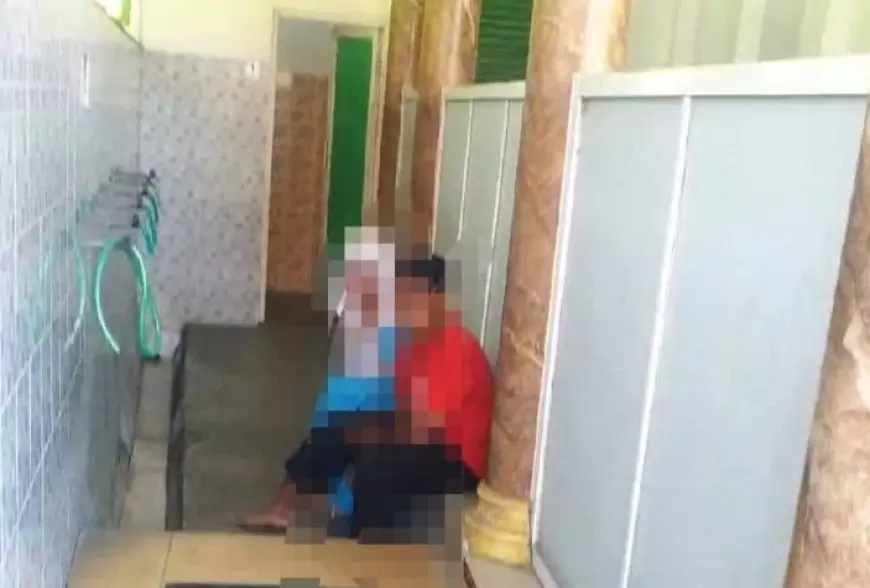 Mesum di Toilet Mushola, Pasangan Pelajar di Driyorejo Gresik Digerebek Warga