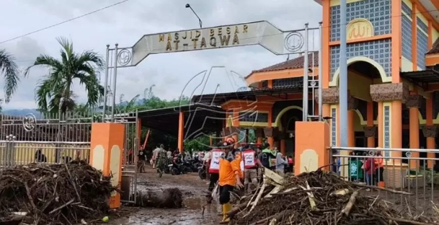 Banjir Bandang Rendam 86 Rumah di Situbondo, Puluhan Sapi dan Sepeda Motor Hanyut
