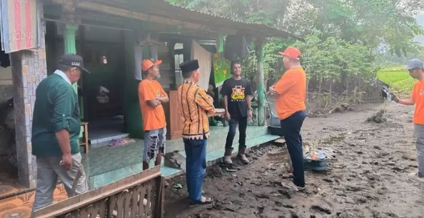 Turun Langsung, Bupati Terpilih Situbondo Bawa Ratusan Paket Sembako untuk Korban Banjir Bandang