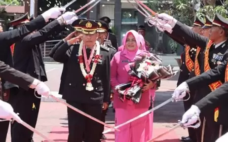 Wisuda Purna Bakti, Polres Trenggalek Lepas 19 Anggota dengan Prosesi Haru