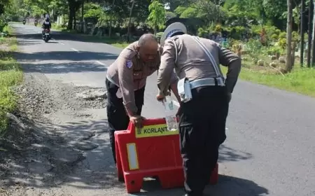 Cegah Kecelakaan, Satlantas Polres Trenggalek Pasang Water Barrier di Jalan Rusak