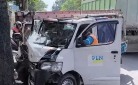 Diduga Ngantuk Mobil Operasional PLN Tabrak Pohon, Sopir Asal Nganjuk Tewas di Lokasi Kejadian