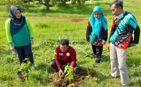 Mitigasi Bencana, Fokopimcam Ujungpangkah Gresik Tanam Ratusan Pohon Lindung