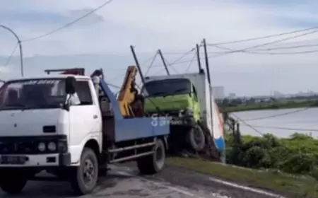 Diduga Ngantuk, Truk boks di Cerme Gresik Hilang Kendali Nyebur Parit 
