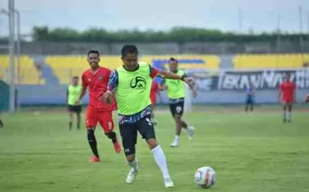 Jalin Sinergitas Melalui Olahraga, Kapolres Gresik Bersama Bupati Gresik Bermain Sepak Bola