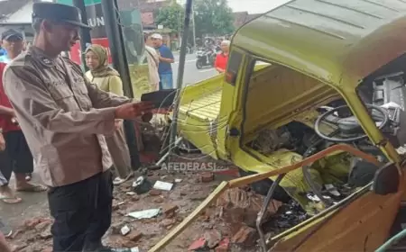 Tak Kuasai Laju Kendaraan, Pick-Up Oleng dan Hantam Teras Toko di Ngantru