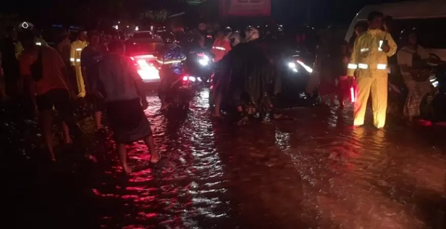 Tanggul Jebol Dua Kali, Jalur Pantura Situbondo Lumpuh Akibat Banjir Material Batu dan Pasir