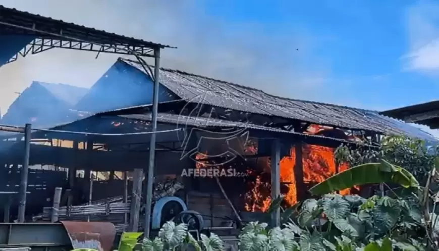 Bakar Sampah Tak Diawasi, Tempat Penyimpanan Sepah Tebu Sumbergempol Ludes Terbakar