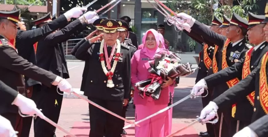 Wisuda Purna Bakti, Polres Trenggalek Lepas 19 Anggota dengan Prosesi Haru