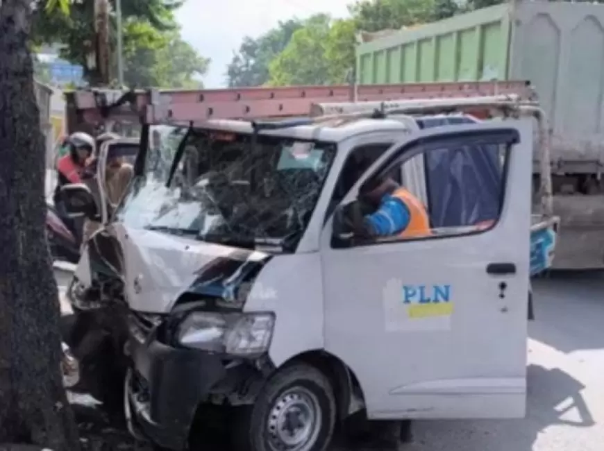 Diduga Ngantuk Mobil Operasional PLN Tabrak Pohon, Sopir Asal Nganjuk Tewas di Lokasi Kejadian