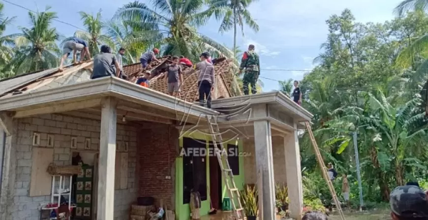 Puting Beliung Terjang Desa Karanggandu, Puluhan Rumah Rusak