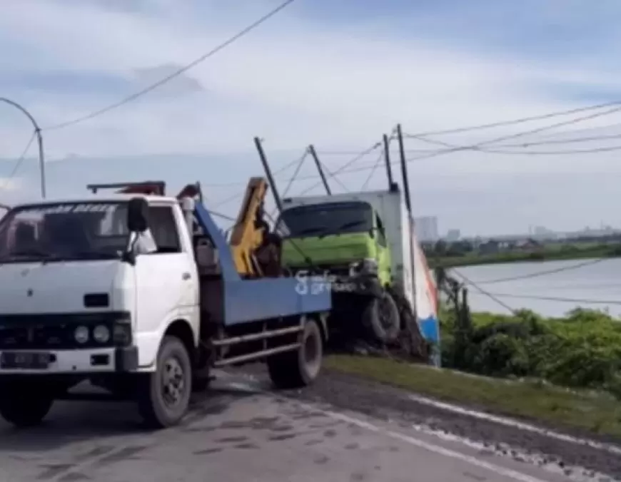 Diduga Ngantuk, Truk boks di Cerme Gresik Hilang Kendali Nyebur Parit 