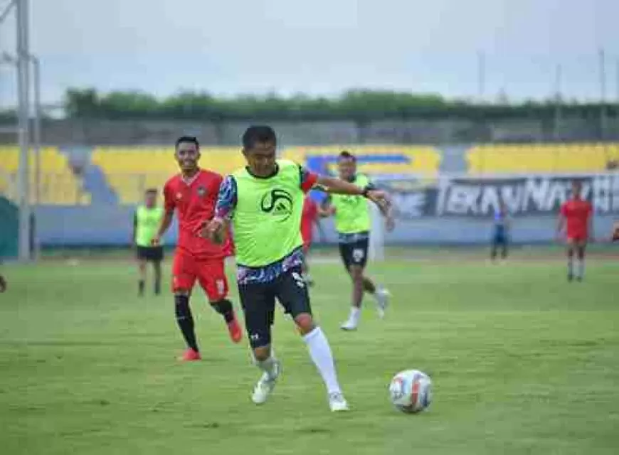 Jalin Sinergitas Melalui Olahraga, Kapolres Gresik Bersama Bupati Gresik Bermain Sepak Bola