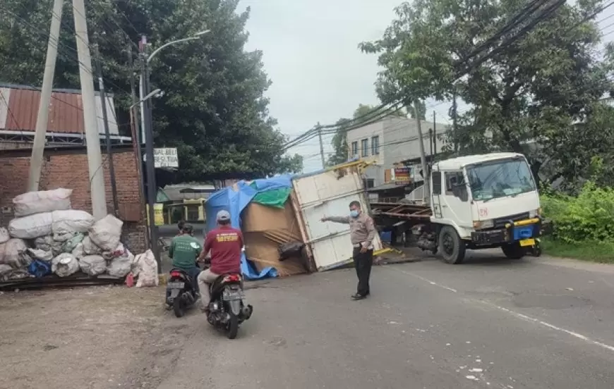 Truk Bermuatan Triplek Terguling di Driyorejo Gresik Diduga Akibat Kelebihan Muatan