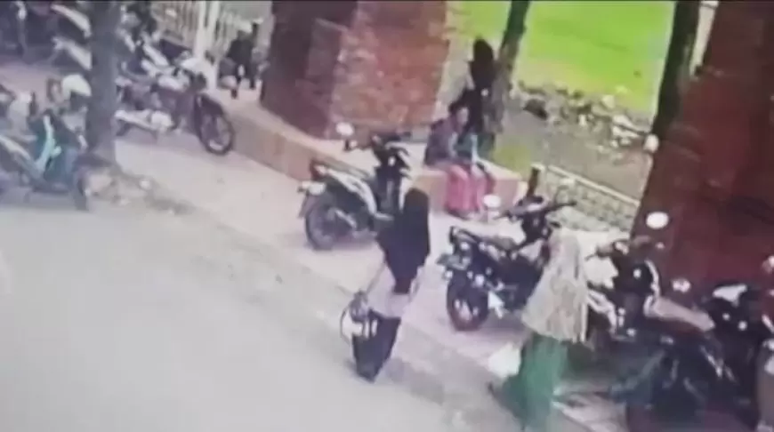 Terekam CCTV Seorang Bocah Menjadi Korban Penipuan Emak-Emak di Alun-alun Besuki Situbondo