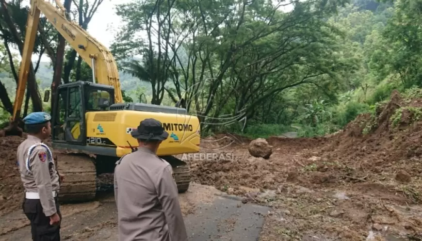 Longsor Tutup Akses ke Ranugumbolo, Dua Alat Berat Dikerahkan untuk Pembukaan Jalur