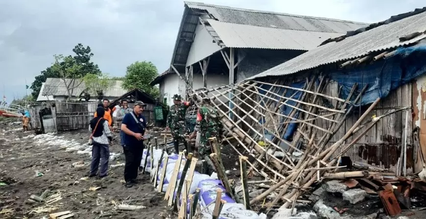 Banjir Rob Terjang Situbondo, Dua Rumah Warga Rusak Dihantam Gelombang