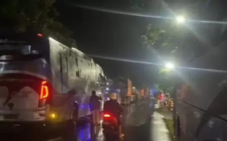 Akibat Banjir Setinggi Lutut Orang Dewasa, Jalur Pantura Situbondo Macet Total