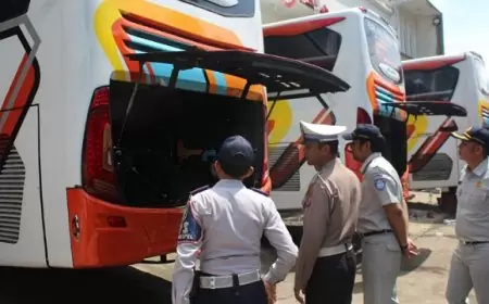 Cegah Kecelakaan, Polres Trenggalek Gelar Ramp Check Bus Wisata di Garasi