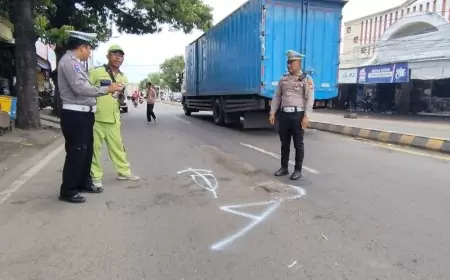 Hindari Mobil Parkir, Emak-Emak di Situbondo Tewas Terlindas Truk Tronton