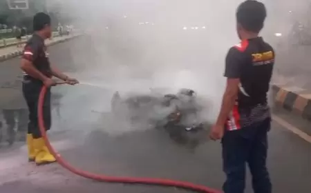 Hindari Lubang, Pemotor di Situbondo Terjatuh dan Kendaraannya Hangus Terbakar