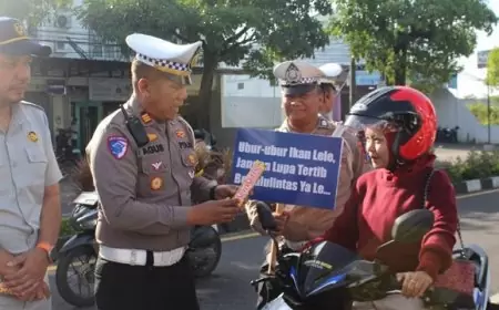 Satlantas Trenggalek Bagikan Cokelat dan Boneka untuk Pengendara Tertib
